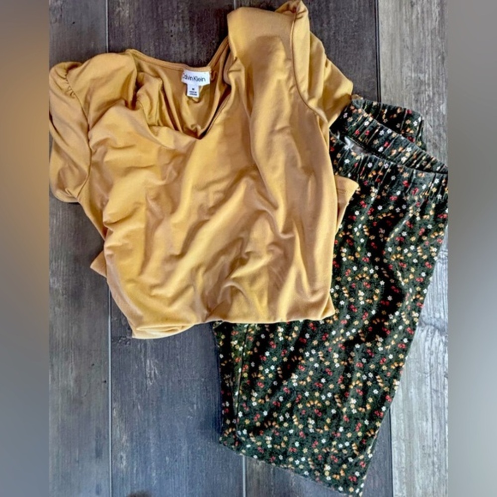 🍒5-$50 Clothes Bundle
Calvin Klein Blouse
No Boundaries Leggings
Like New